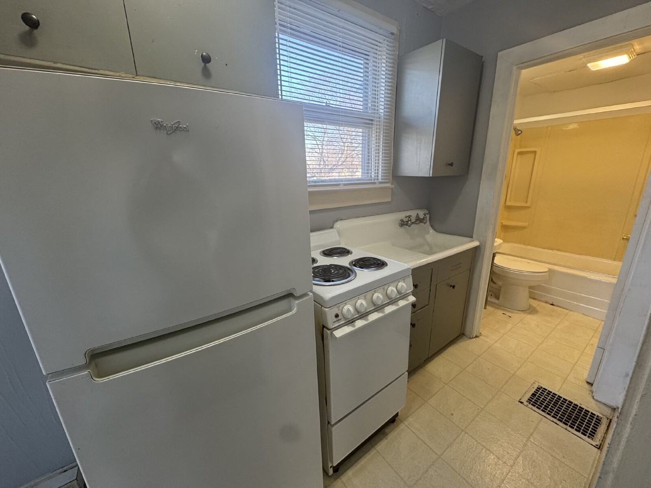 609 W Capitol Ave Apt 4 - Photo 3 of 9