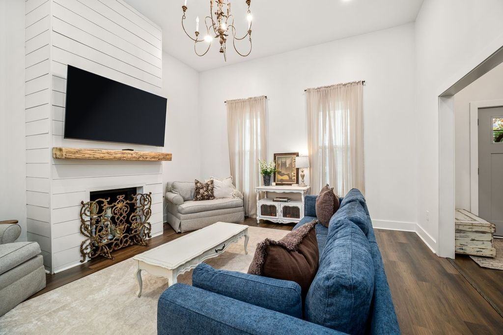 1614 Knowles St - Photo 4 of 41