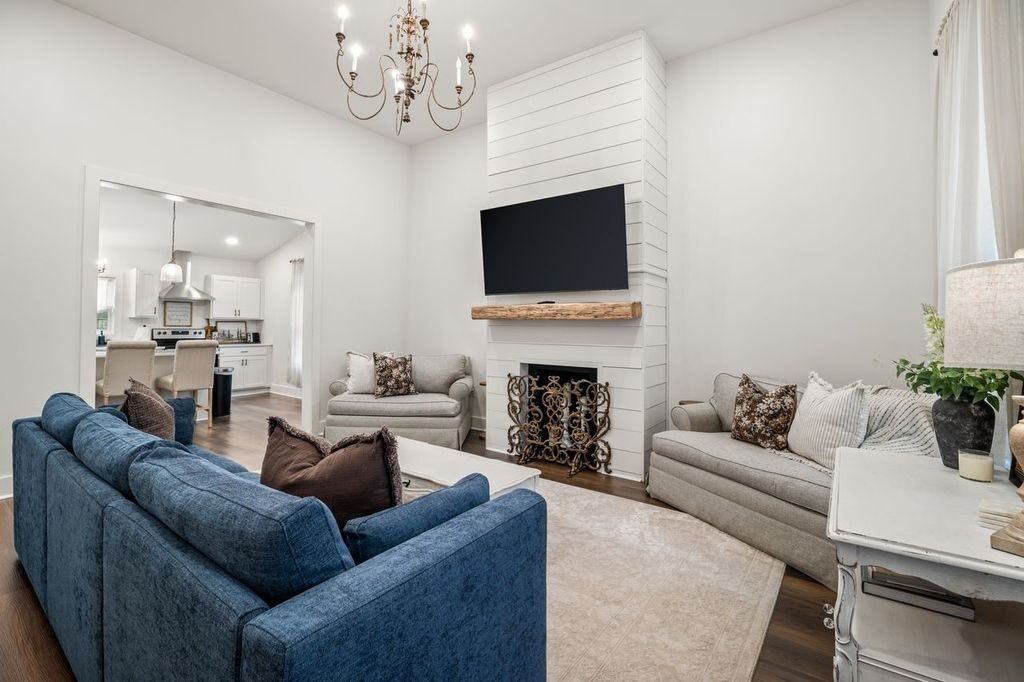 1614 Knowles St - Photo 5 of 41