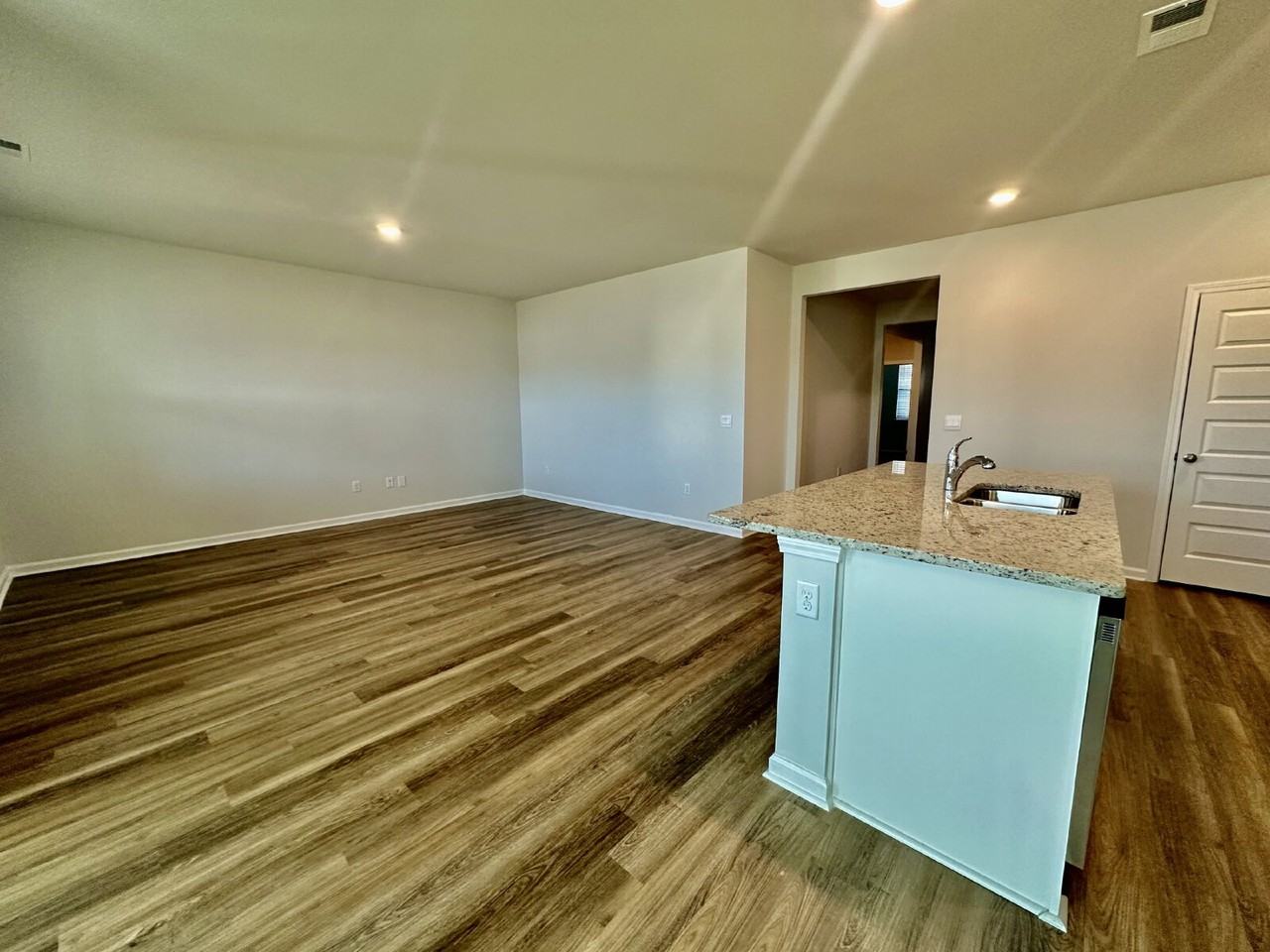 800 Sanctuary Dr - Photo 7 of 40