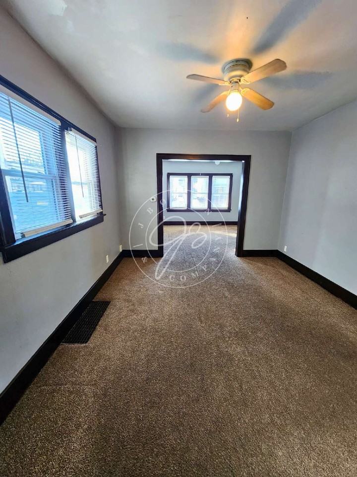 1944 Crosswell Pl - Photo 5 of 17