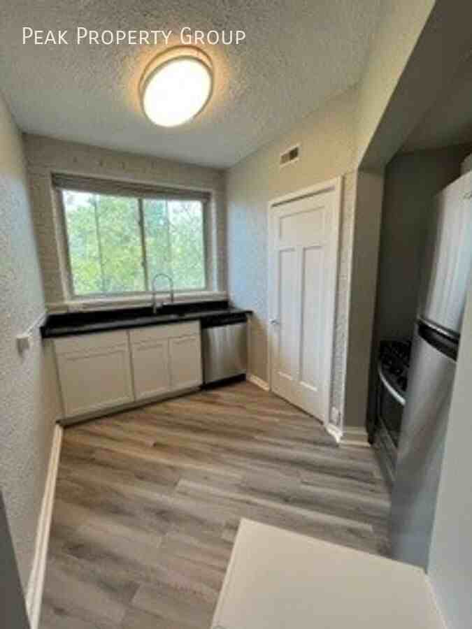 2560 Woodburn Ave #8 - Photo 3 of 12