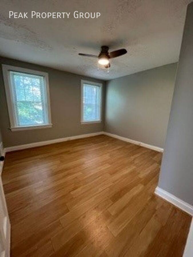 2560 Woodburn Ave #8 - Photo 5 of 12