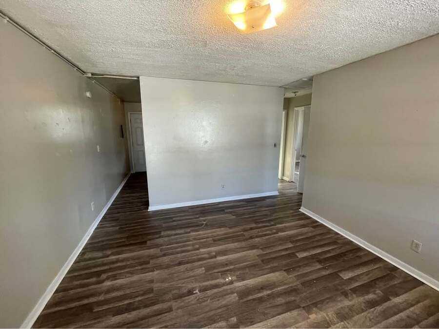 1624 W 36th St #3 - Photo 5 of 10