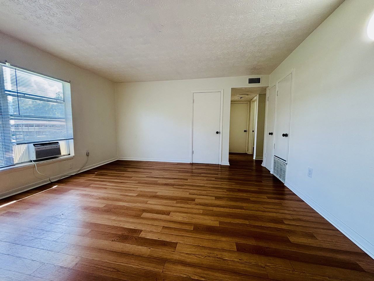 922 922 E Brownlee St F 56 - Photo 3 of 5