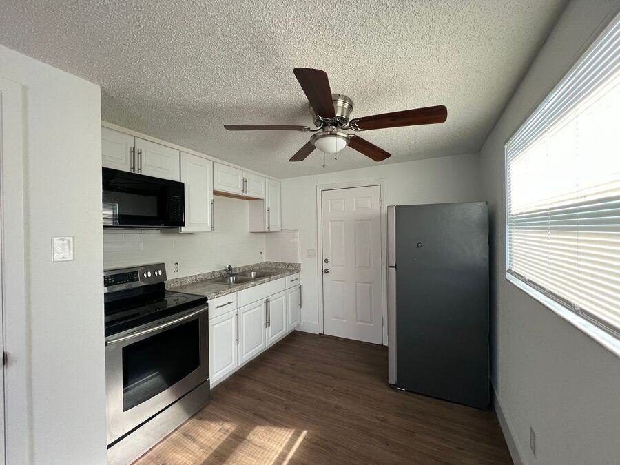 9325 Goldenrod Rd #B - Photo 3 of 7