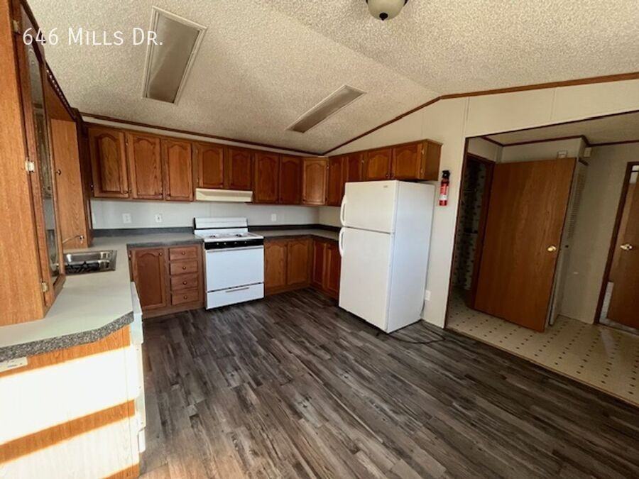 646 Mills Dr - Photo 3 of 8