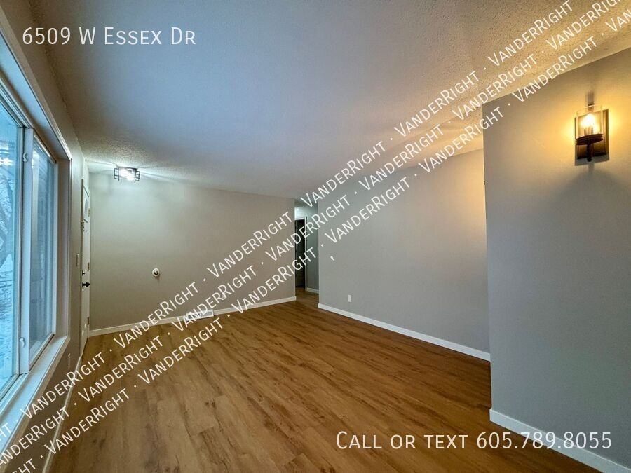 6509 W Essex Dr - Photo 4 of 30