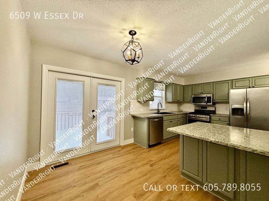 6509 W Essex Dr - Photo 5 of 30