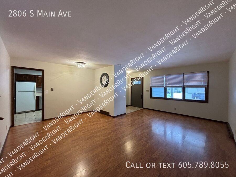 2806 S Main Ave - Photo 2 of 27