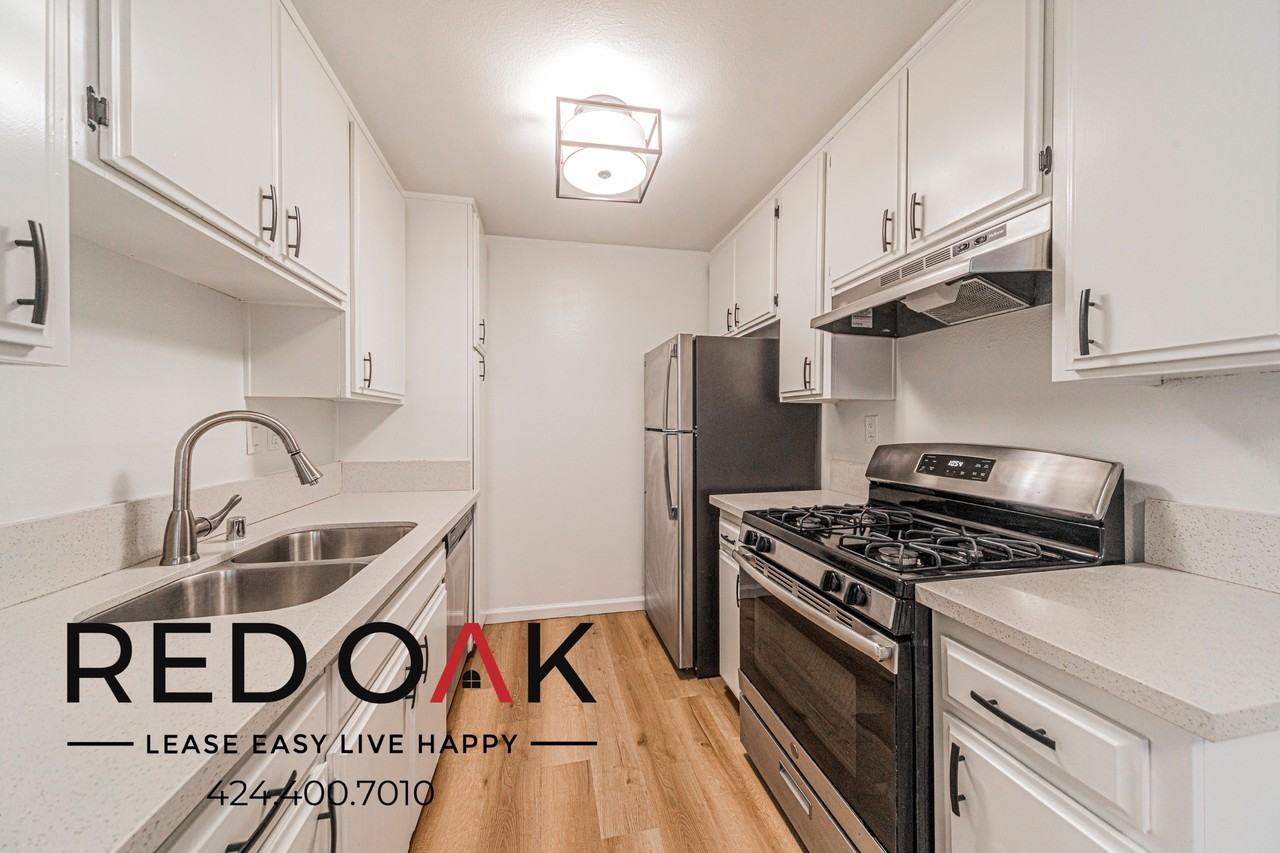 11817 Victory Blvd - Photo 6 of 47