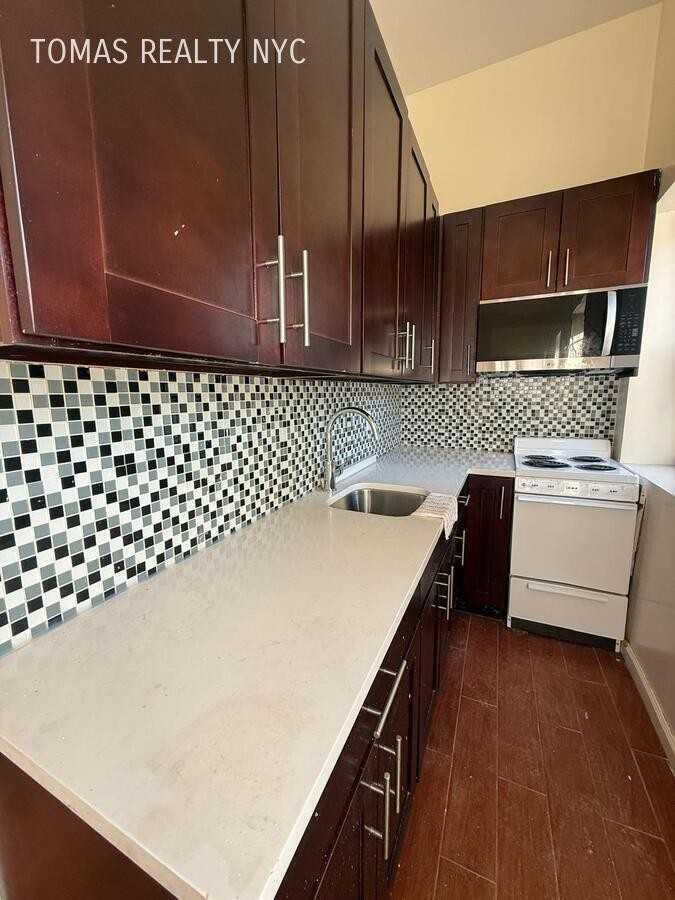 712 E 214th St - Photo 3 of 7