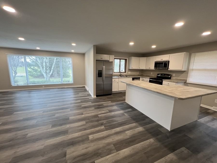 W127N12303 Knollwood Dr - Photo 2 of 9