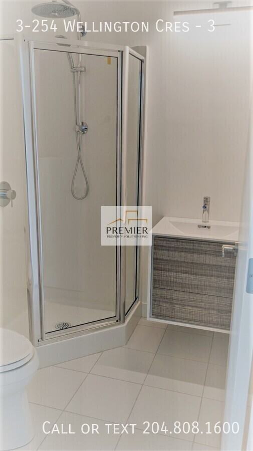 254 3-254 Wellington Cres #3 - Photo 3 of 4