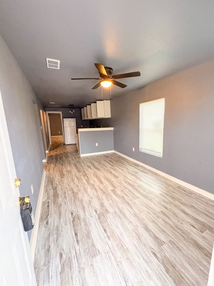 806 S 22nd St - Photo 2 of 9