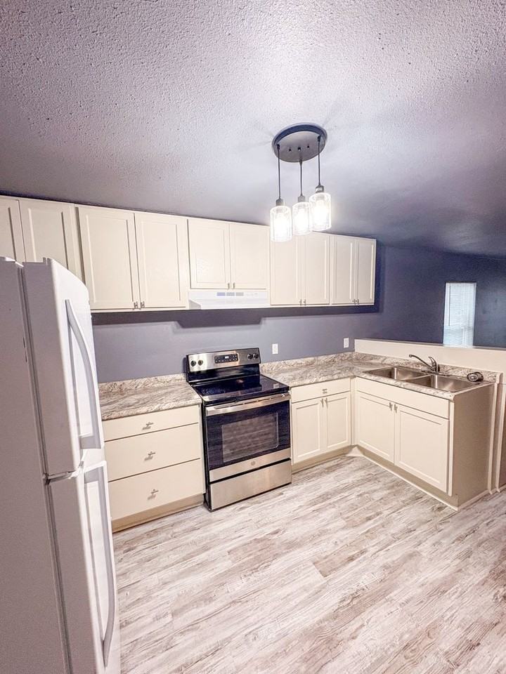 806 S 22nd St - Photo 4 of 9