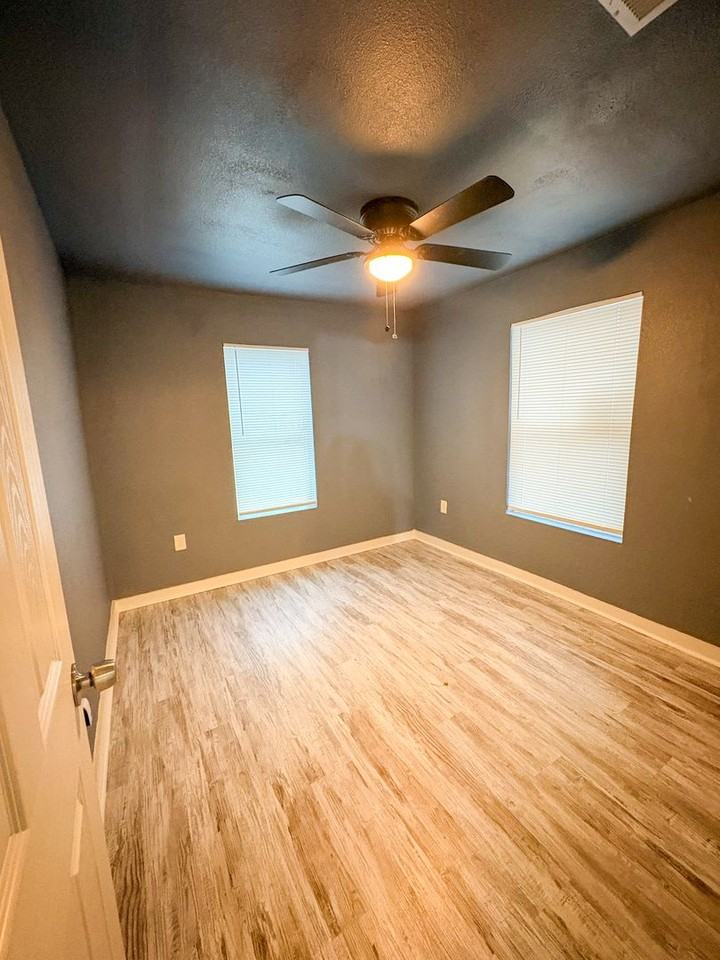 806 S 22nd St - Photo 5 of 9