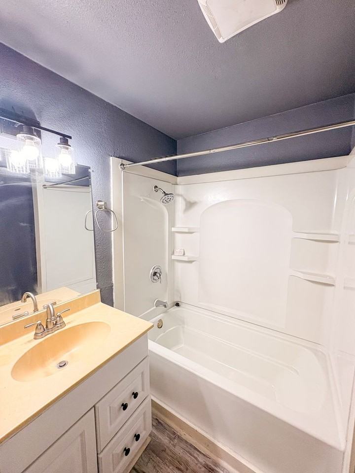 806 S 22nd St - Photo 6 of 9