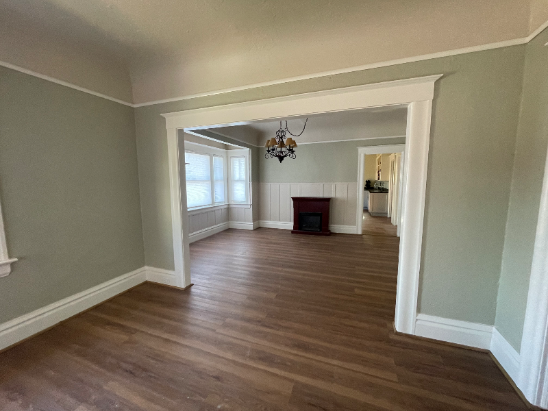 1127 Elgin St - Photo 2 of 19