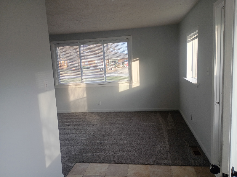 106 N Mitchner Ave - Photo 3 of 12