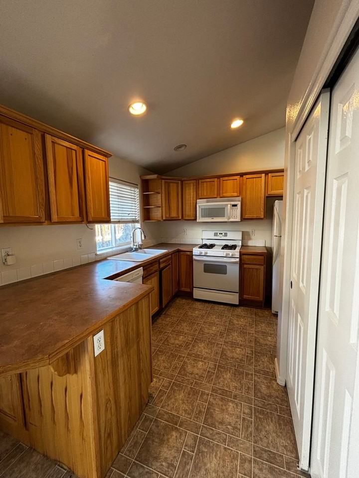 20518 Peak Ave - Photo 7 of 23