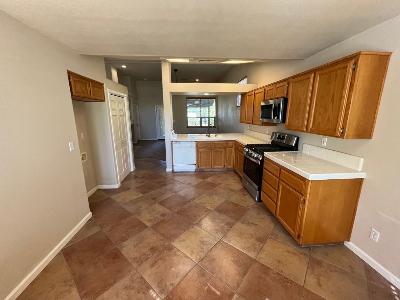 1422 E Mesa Ct - Photo 6 of 28