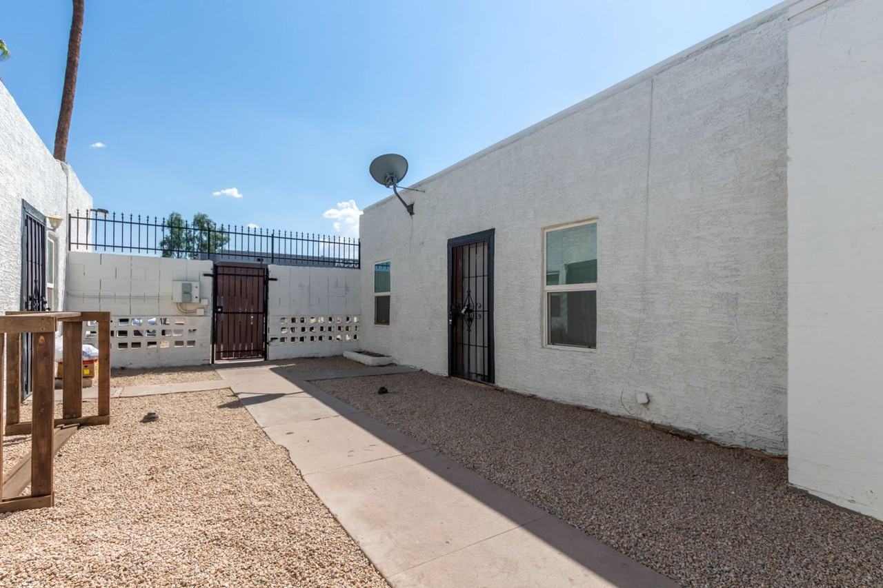 2412 East Monroe St - Photo 2 of 40