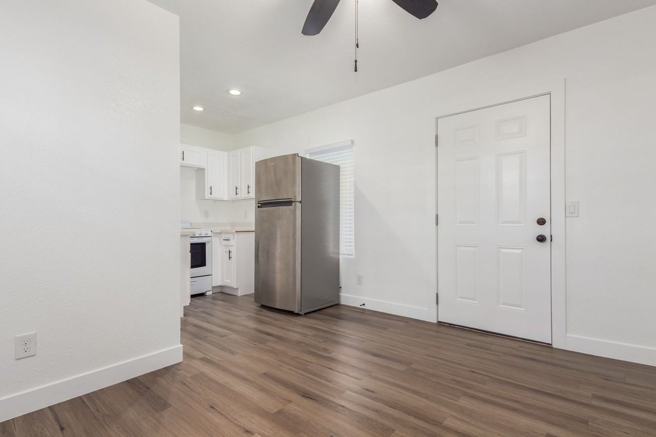 2412 East Monroe St - Photo 7 of 40