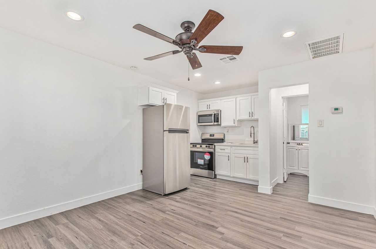 2539 West Pierson St - Photo 4 of 11