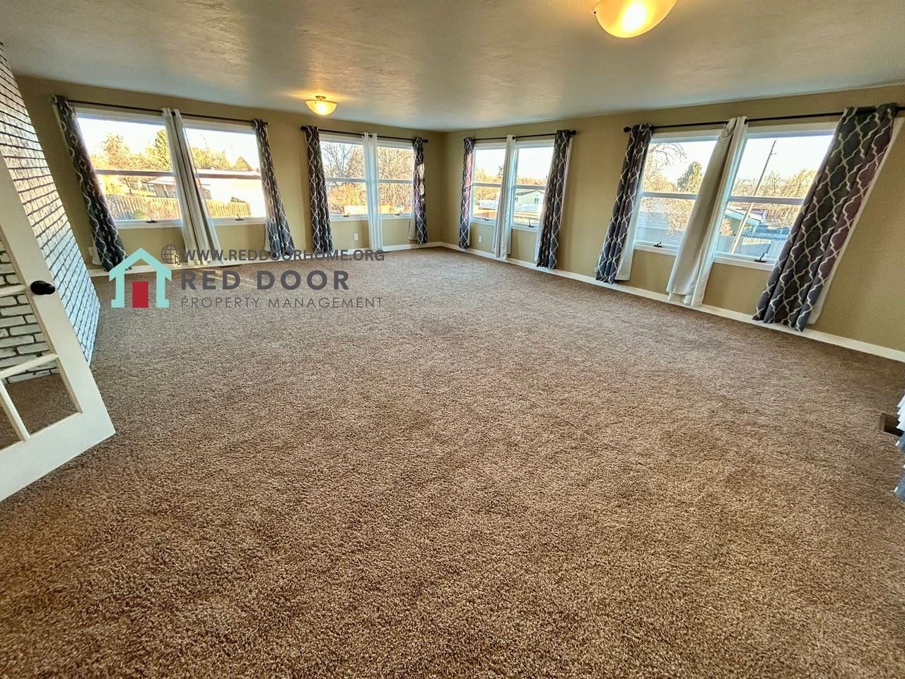 1101 Avenue C Nw - Photo 3 of 17