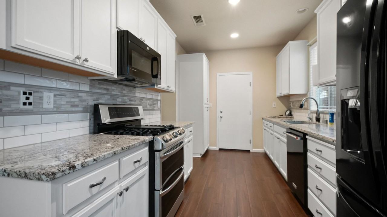 930 Countrywood Cir - Photo 5 of 33