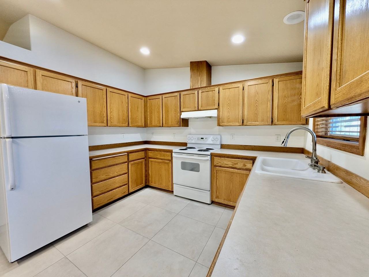 8820 N Edison St - Photo 7 of 28