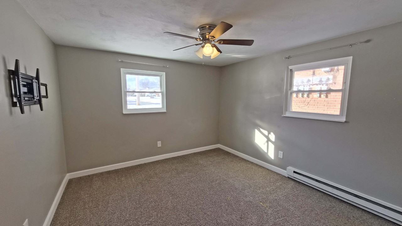 231 Kendall Ave #B - Photo 5 of 9