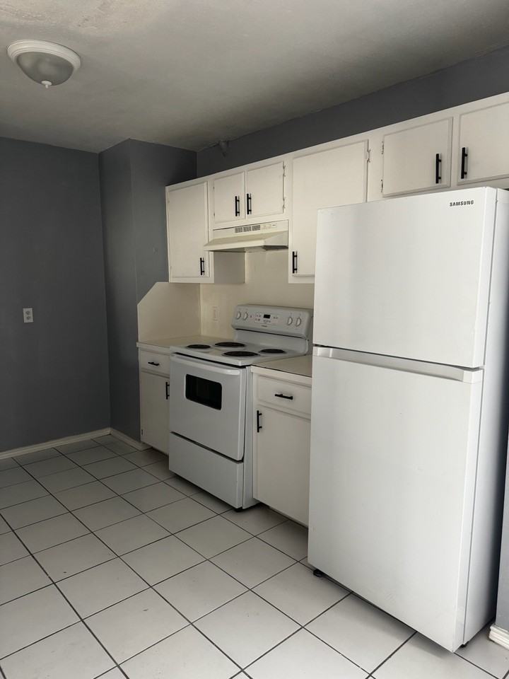 900 West Cherokee Avenue - Photo 2 of 4