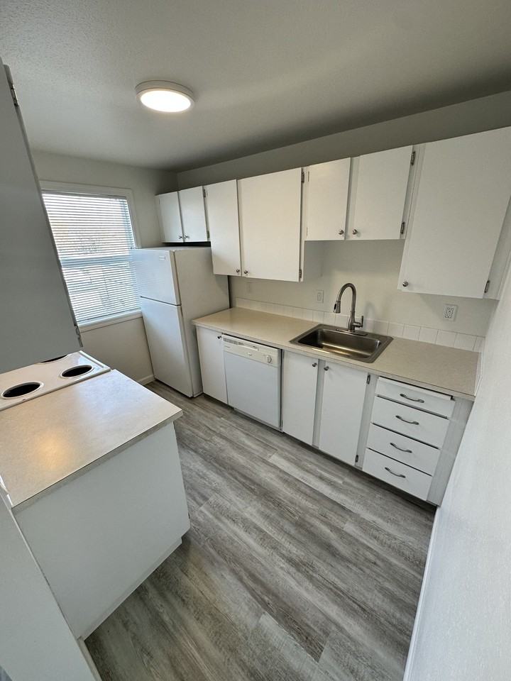 SouthRidge Apartments (1622 W 7th) - Photo 4 of 39