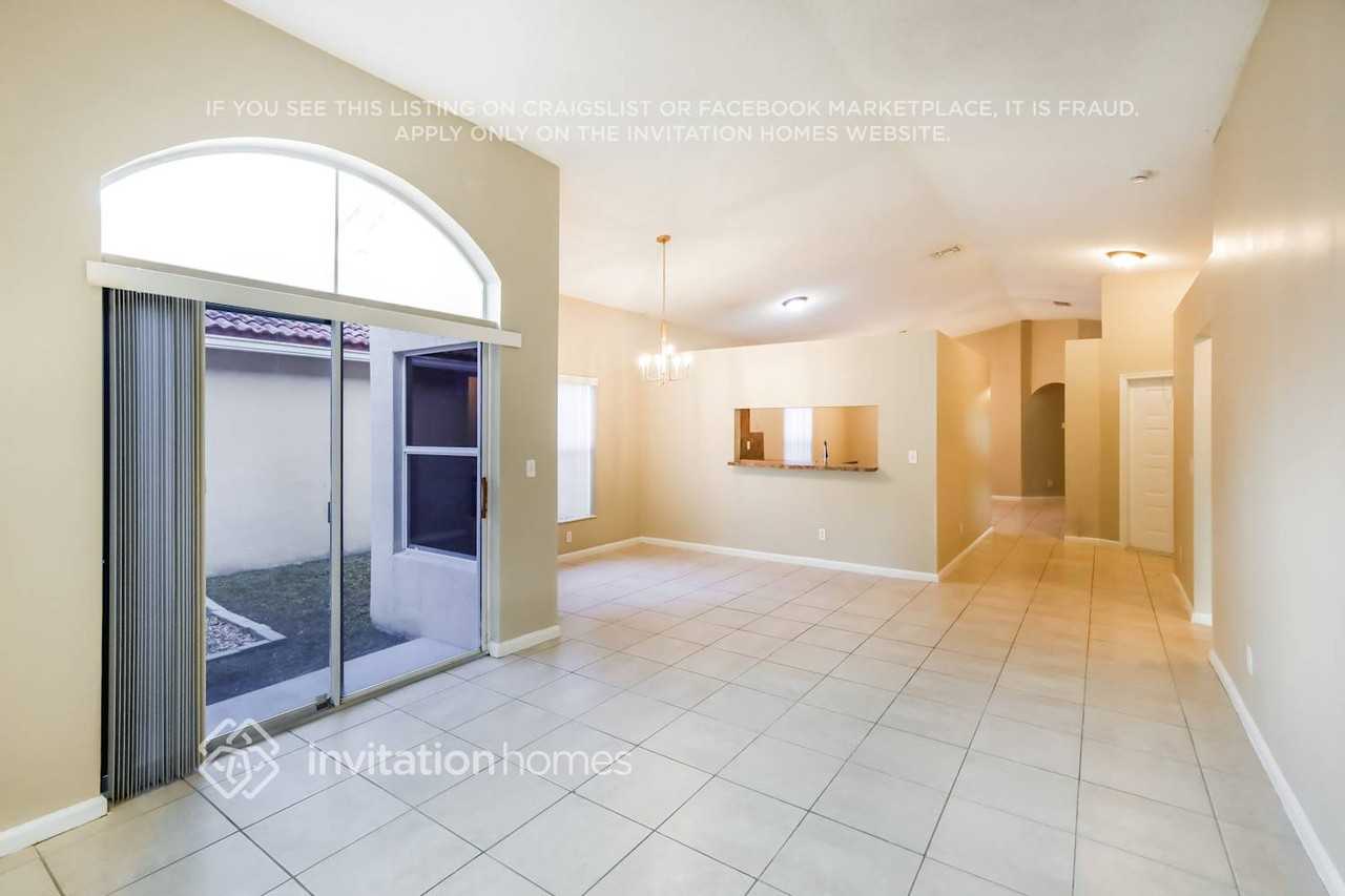 10890 Nw 46th Dr - Photo 3 of 17