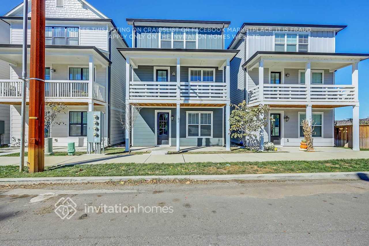 647 Vernon Ave #102 - Photo 3 of 29