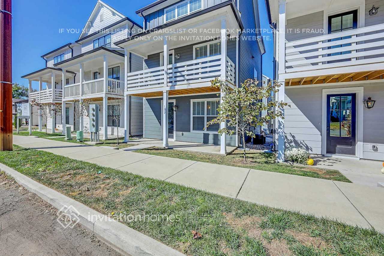 647 Vernon Ave #102 - Photo 4 of 29