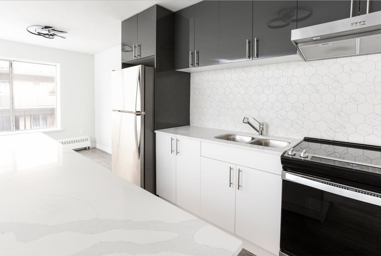 371 Lakeshore Rd W - Photo 3 of 9