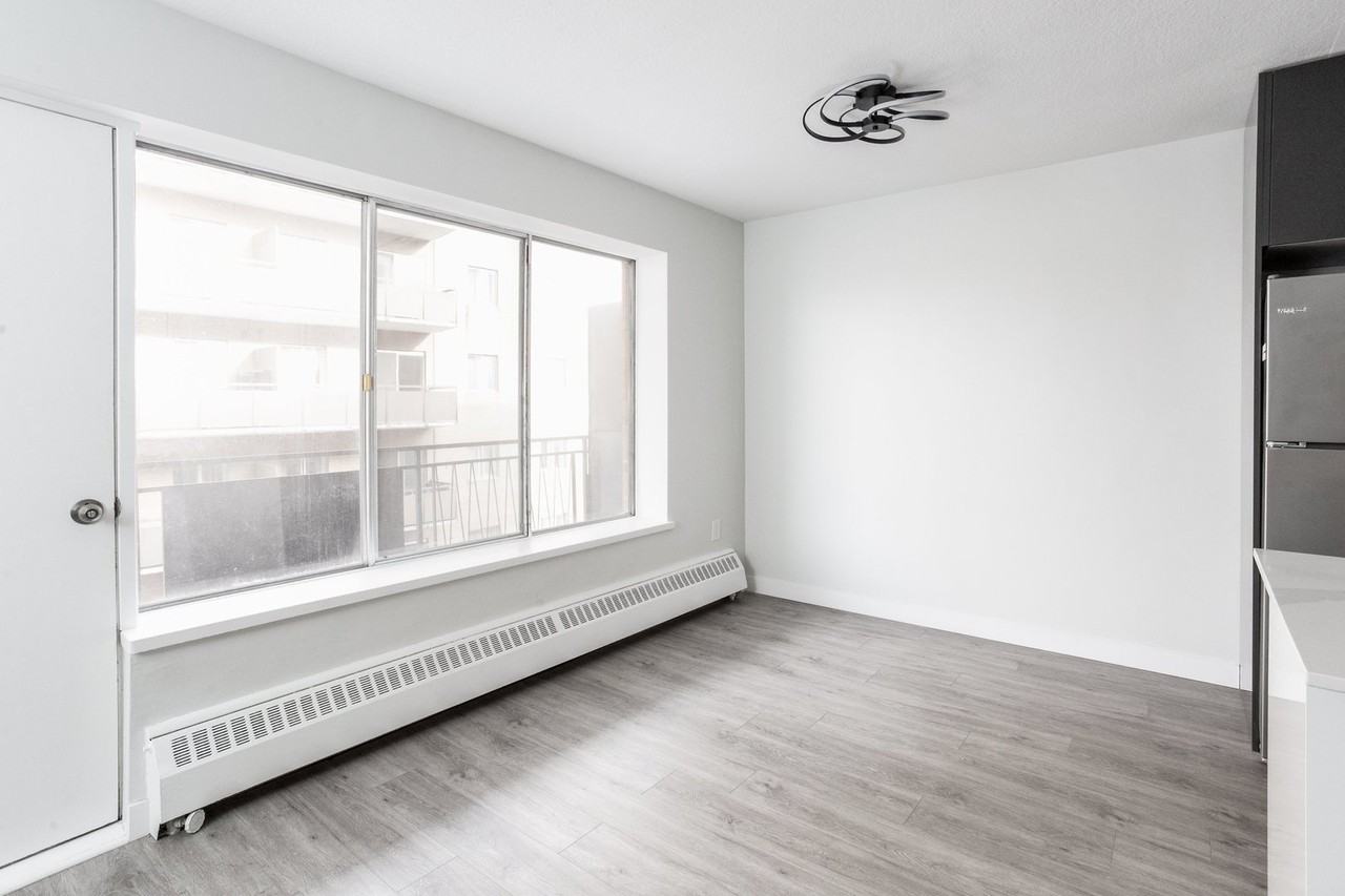 371 Lakeshore Rd W - Photo 4 of 9