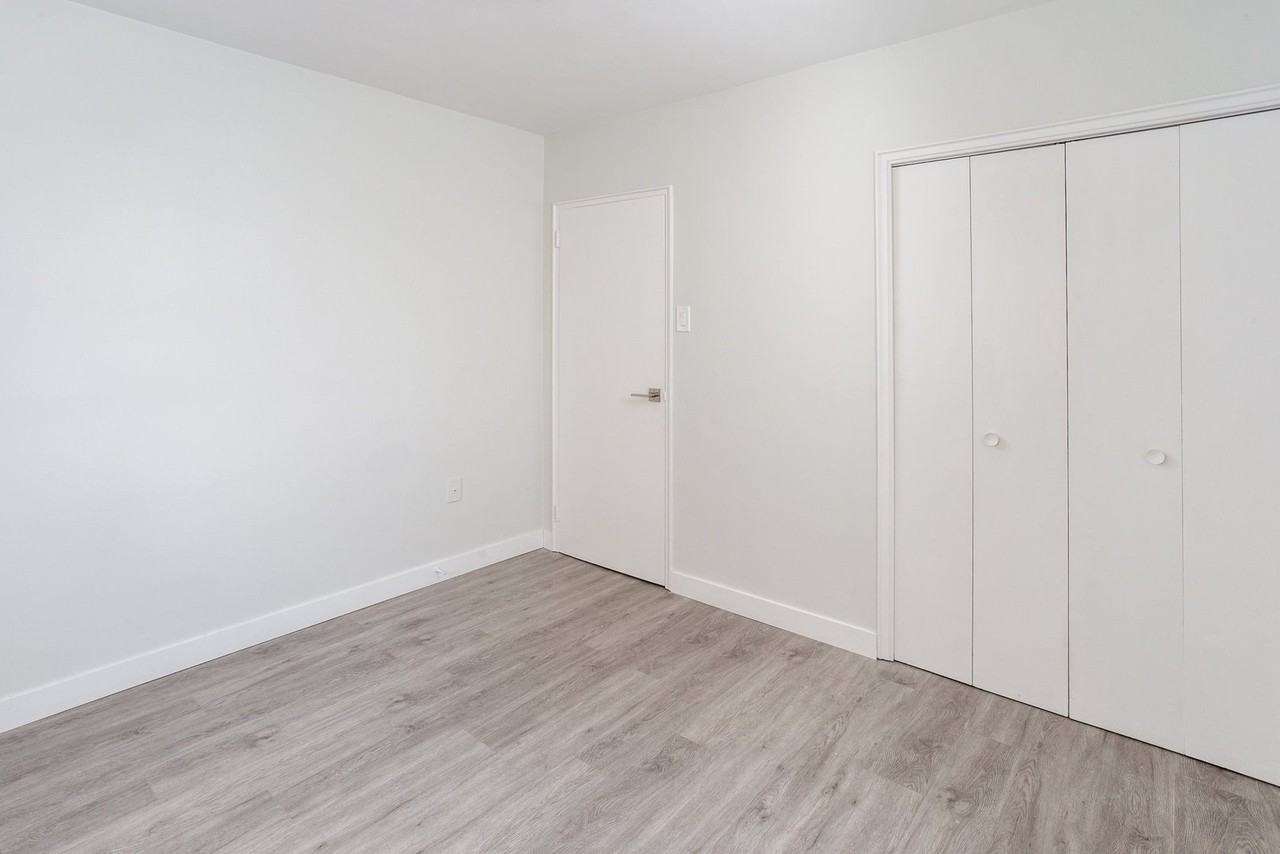 371 Lakeshore Rd W - Photo 7 of 9