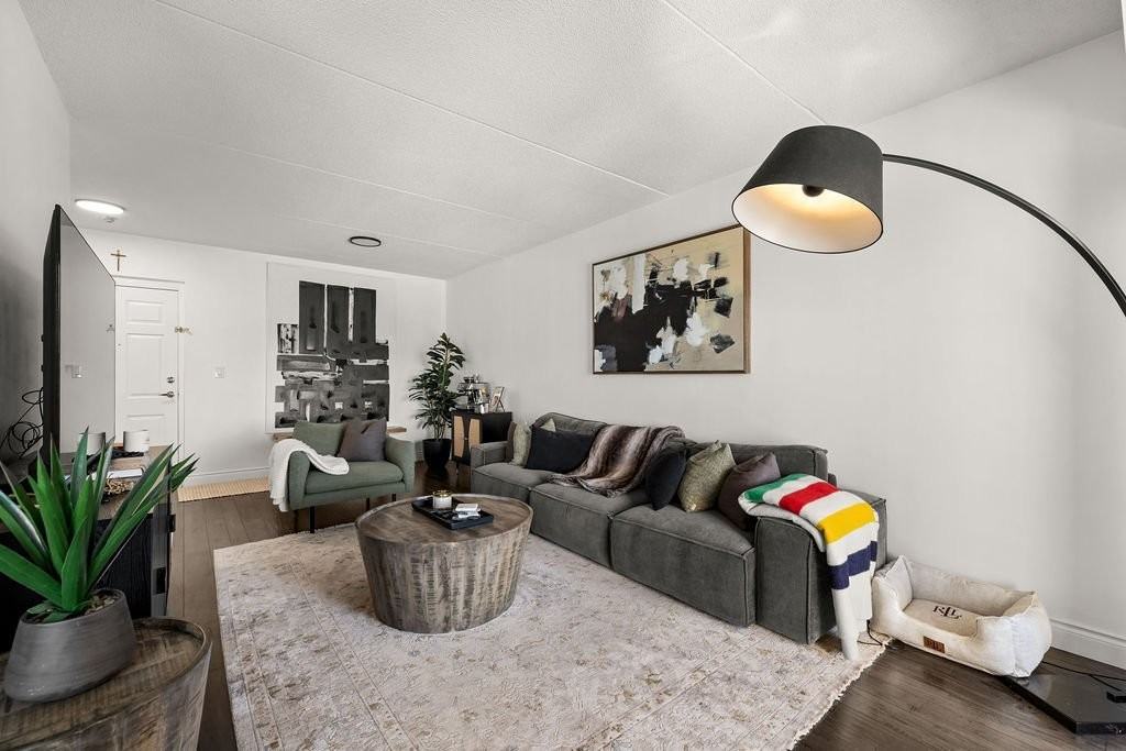 8335 Wyandotte St E - Photo 7 of 22