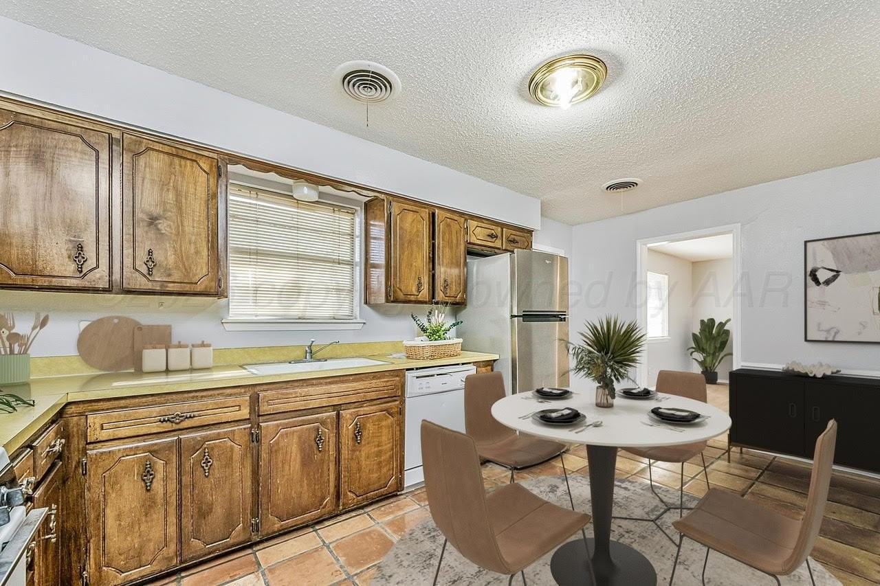 1811 Wisdom Dr - Photo 3 of 5