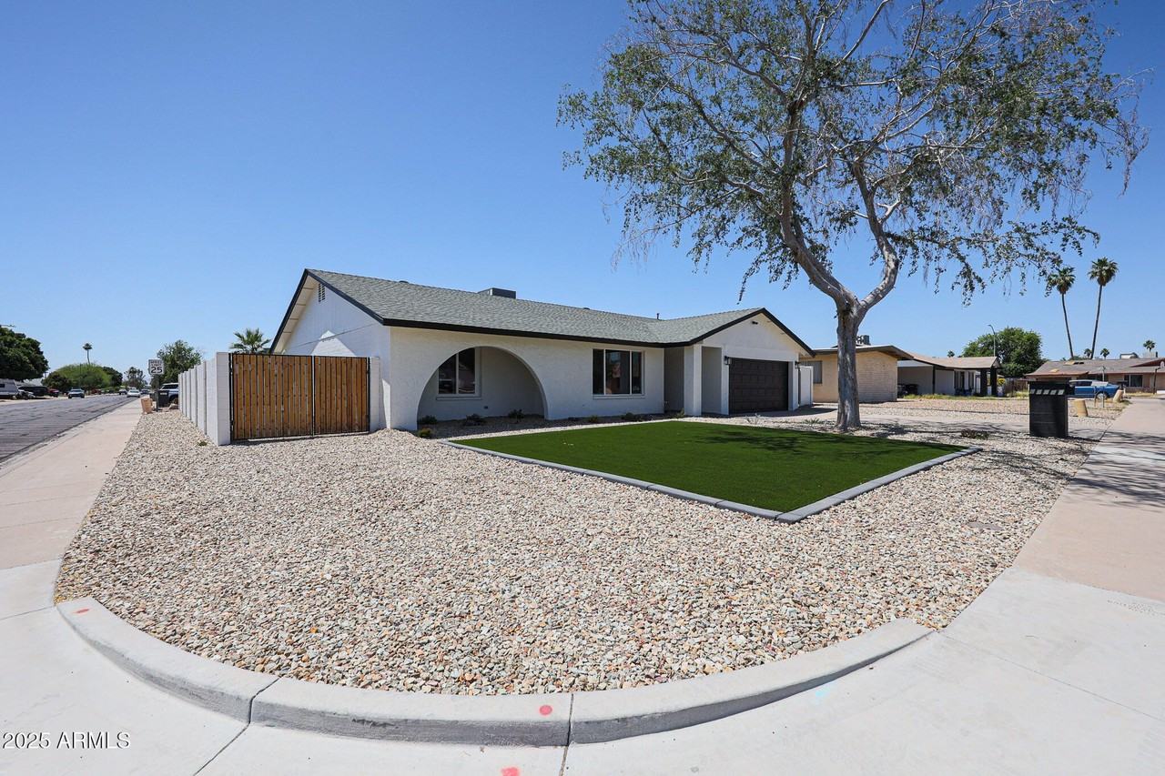 11202 N 43rd Dr - Photo 2 of 30