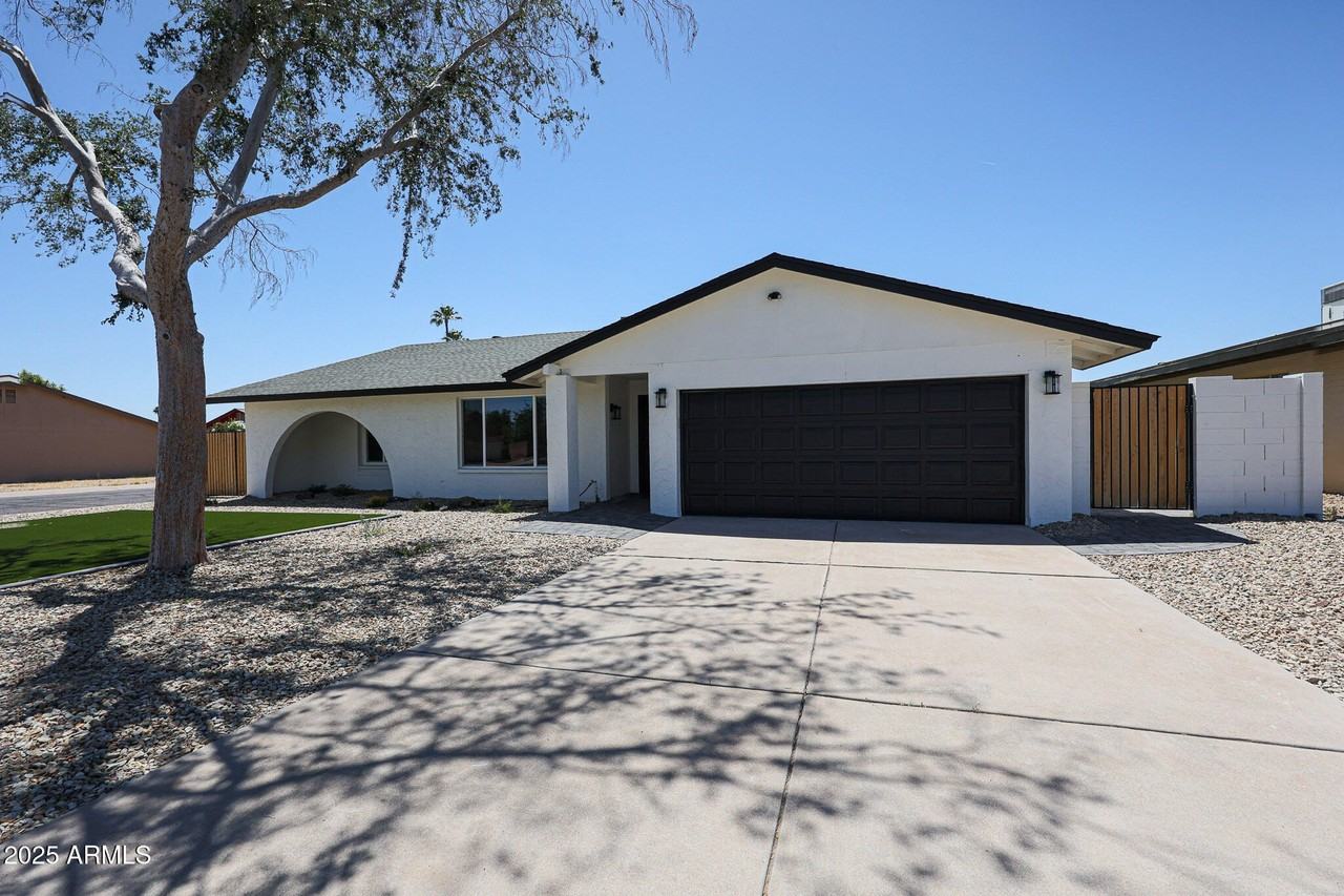 11202 N 43rd Dr - Photo 3 of 30