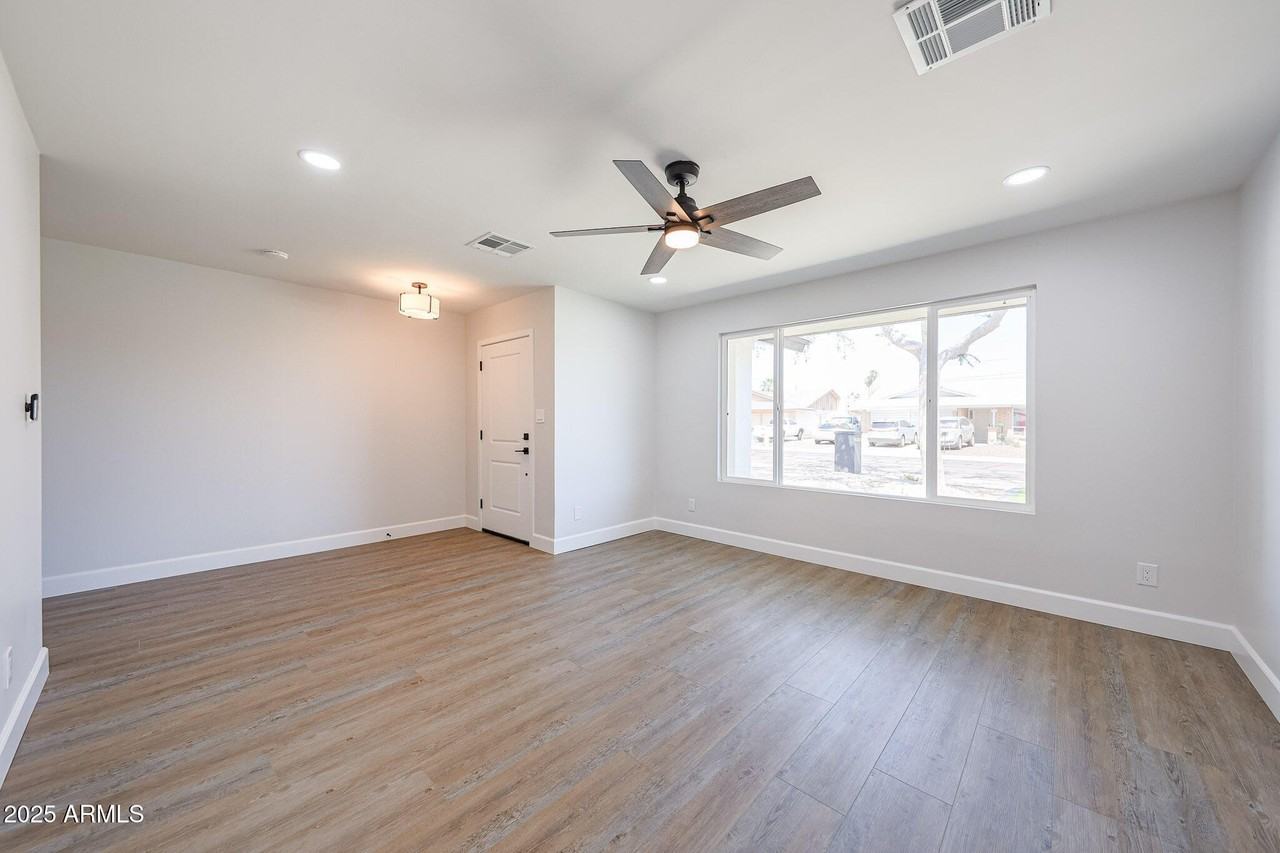 11202 N 43rd Dr - Photo 4 of 30