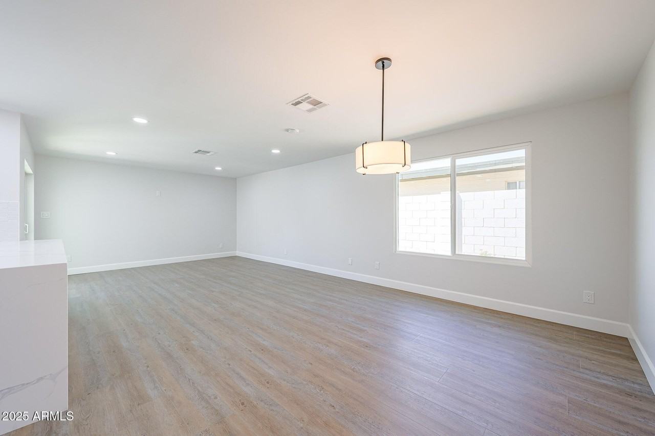 11202 N 43rd Dr - Photo 6 of 30