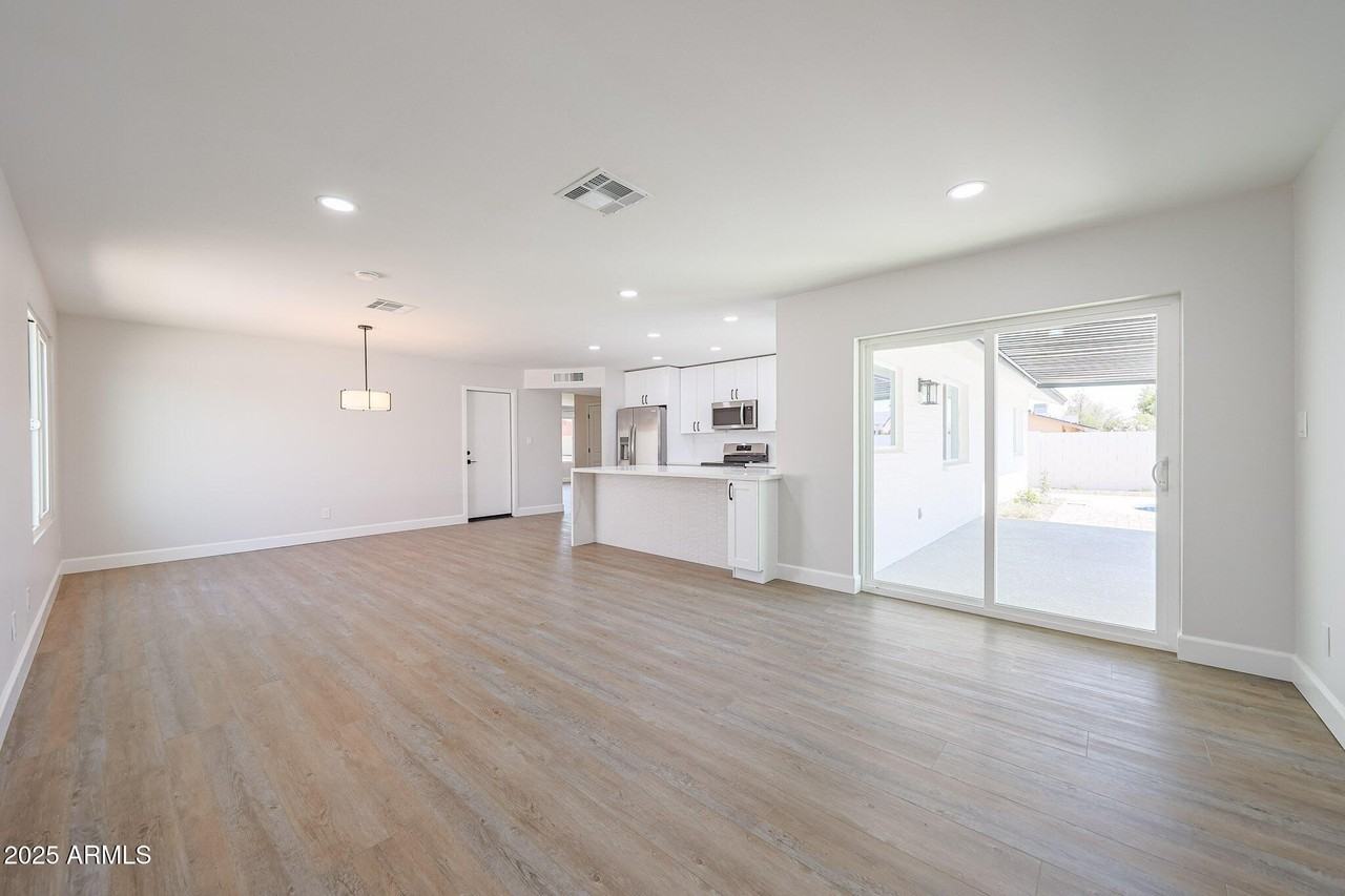 11202 N 43rd Dr - Photo 7 of 30