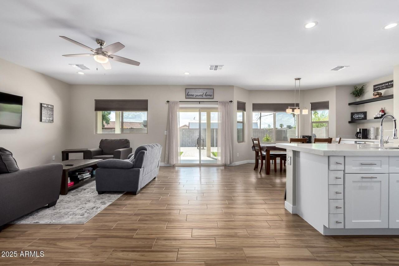 8944 W Century Dr - Photo 4 of 35