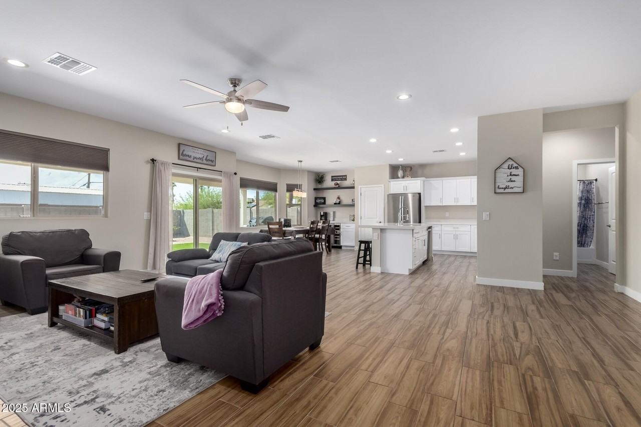 8944 W Century Dr - Photo 5 of 35